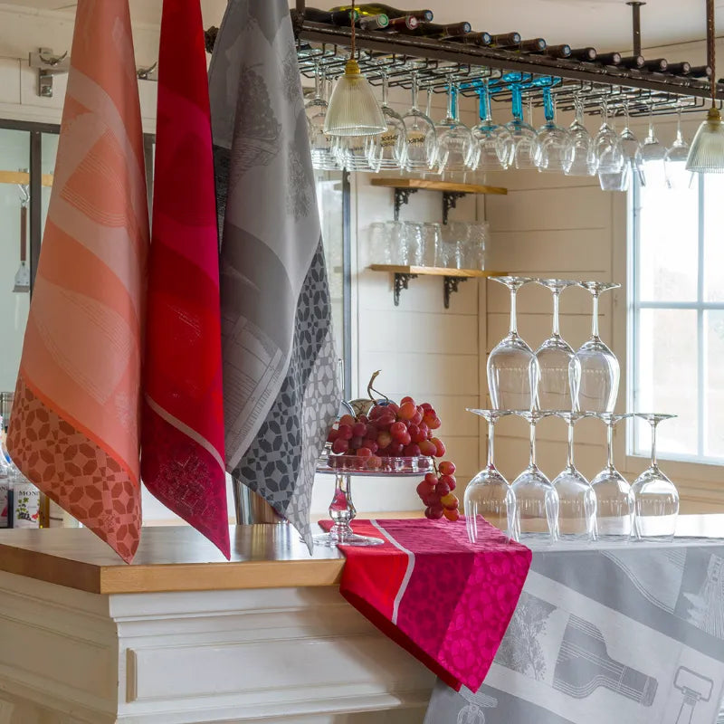 Le Jacquard Francais tea towel Vin En Bouteille Rouge