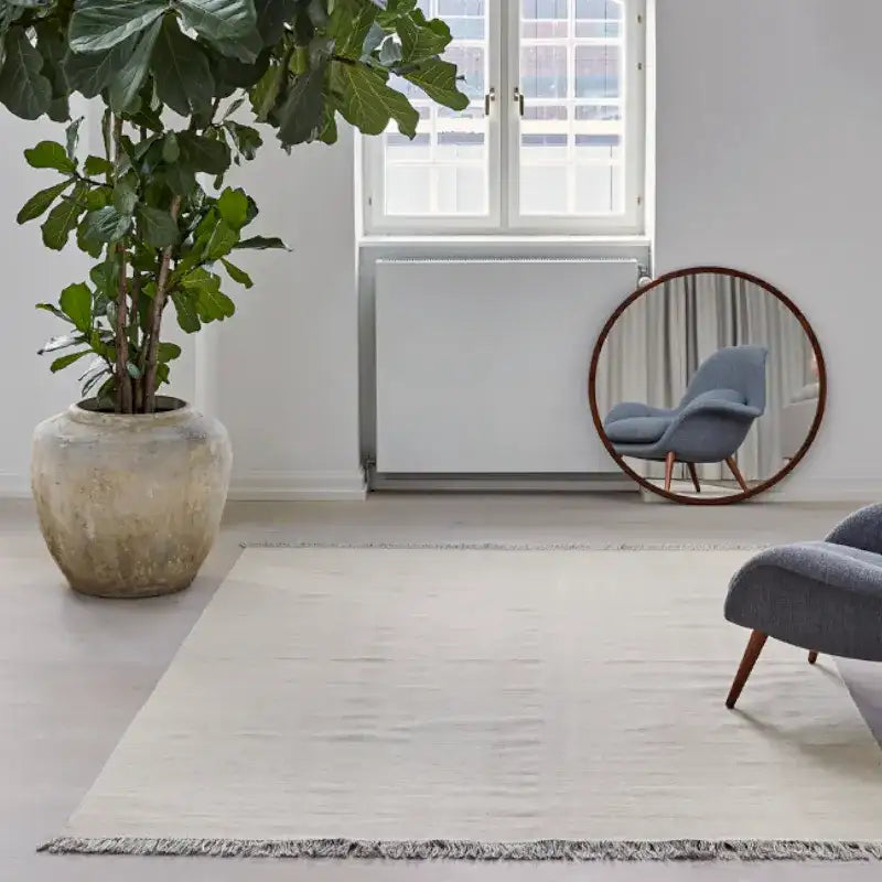 Light white and beige Escape Kelim Chalk rug with fringes in the room